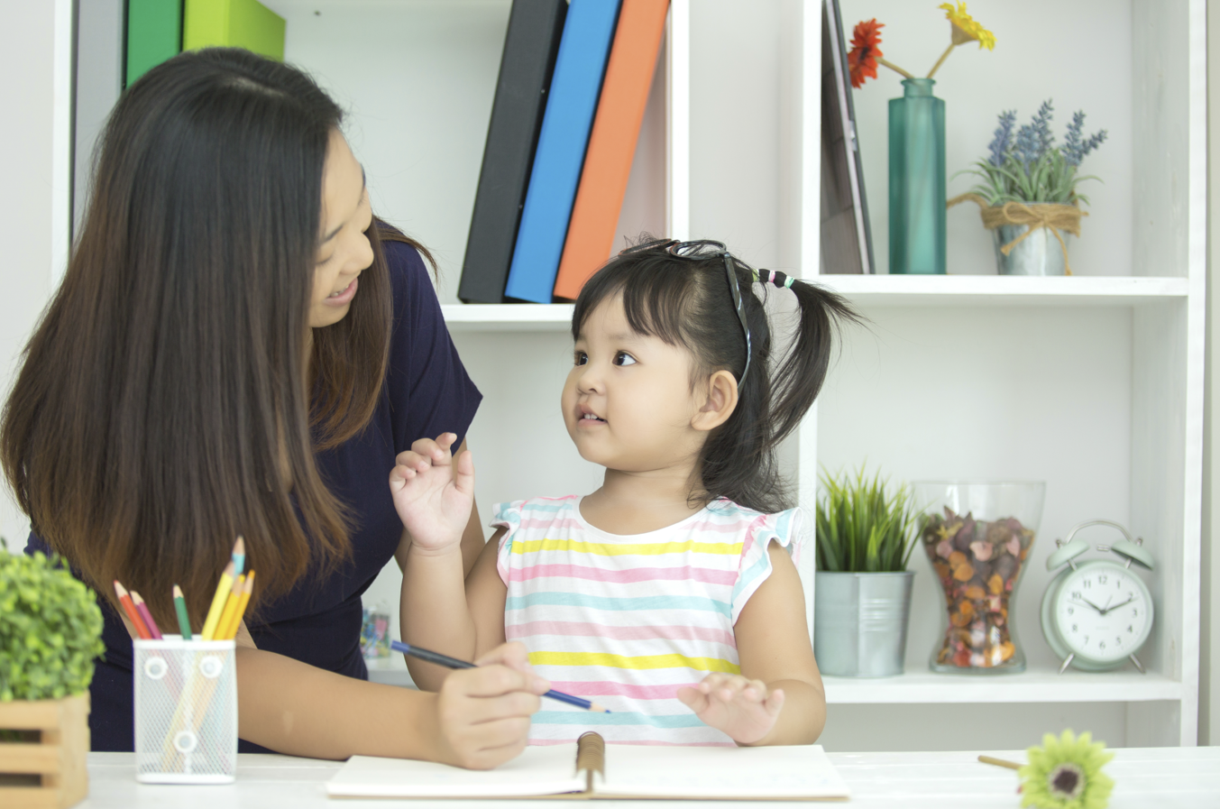 Stimming pada anak, self-stimulatory behavior, anak autisme, gangguan sensorik, terapi anak, Bunda, si Kecil
